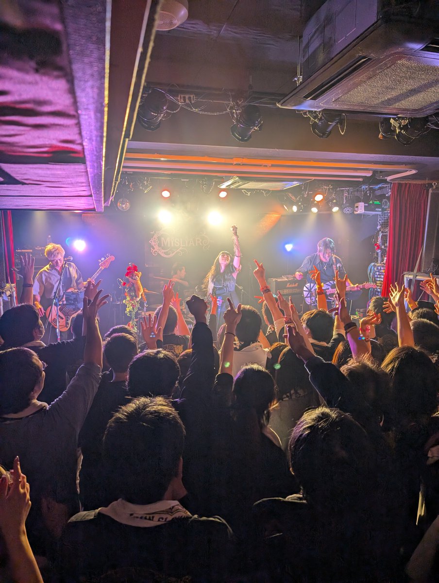 asriel_koko's tweet image. (・ω・*)DAY2のPhoto頂いたのでちょこっと載せます！✨めちゃくちゃ良い写真沢山いただいたので嬉しすぎます👏#MISLIAR
バンドカッコ良すぎじゃないですかこれ･･･（🐈こっち見てる）