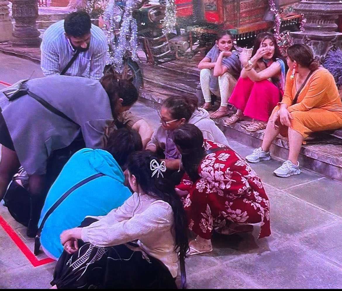 SatyavadiLadki's tweet photo. #Livefeed

TIME GOD Task

#ChahatPandey: Kya hua? Laadle ka ek block bhi ni ban paa rha h? Kya hua laadle gussa aa rha h? 🤣🤣

#BiggBoss #BB18 #BiggBoss18 https://t.co/ulYYCFFnjq