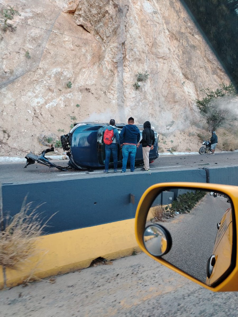 AciertaOaxaca's tweet image. ⚠️Se registra un accidente en la carretera federal 190, a la altura del Cerro del Fortín, en el carril hacia Santa Rosa Panzacola, #Oaxaca de Juárez
