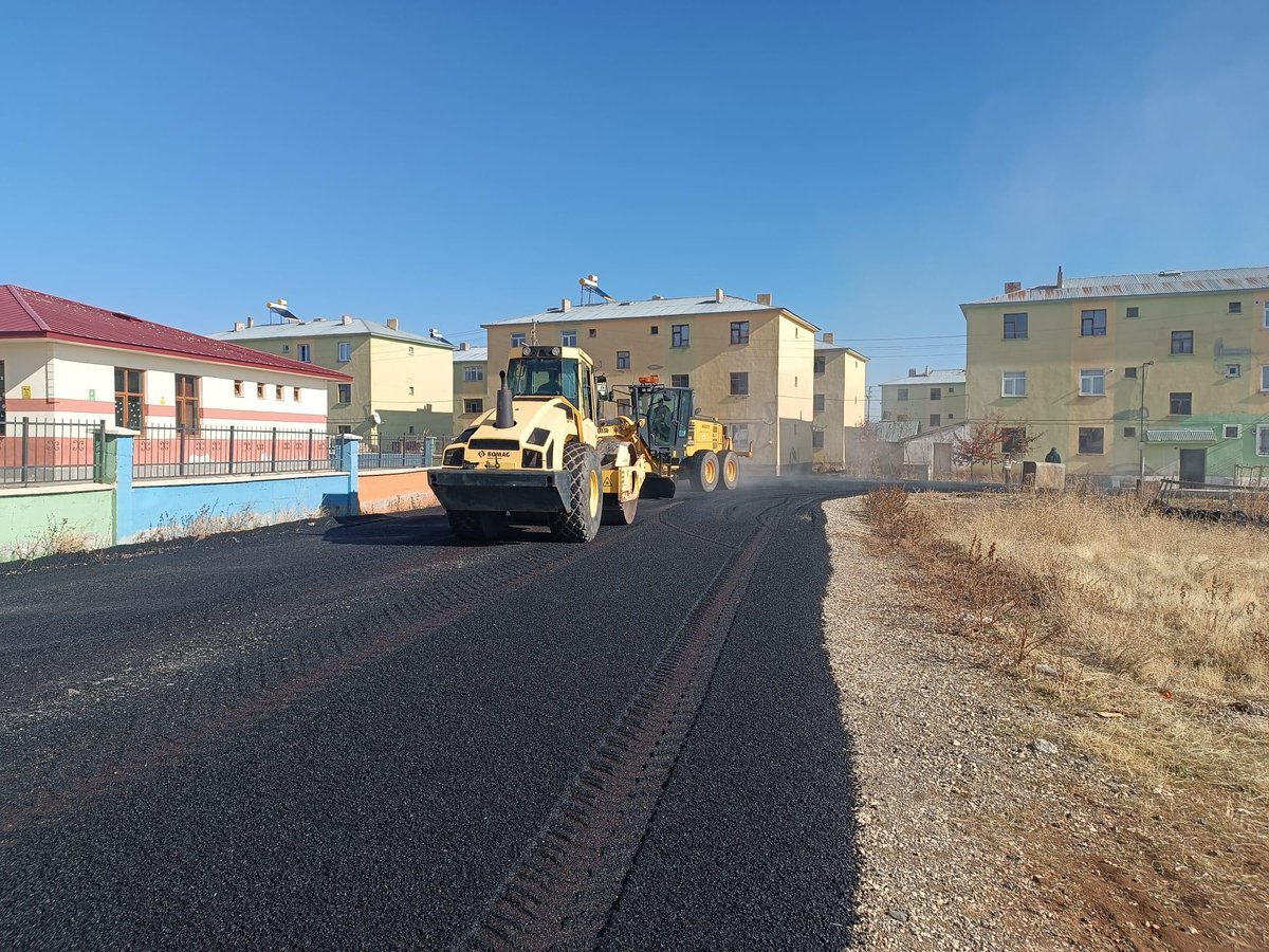 Çalışmalarımıza hız kesmeden devam ediyoruz. Sanayi mahallemizde ve Cafer Eren Caddemizdeki sıcak asfalt çalışmalarımızı tamamladık, vatandaşlarımızın refahı için  mesai mefhumu gözetmeksinizin çalışıyoruz.