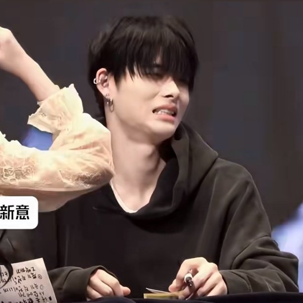 allforchulsoo's tweet image. op lost arm wrestling to ni-ki so as a consequence ni-ki made her do aegyo, then ni-ki teased her with his reaction 😭😭 THIS KID

#NI_KI #니키 #ニキ