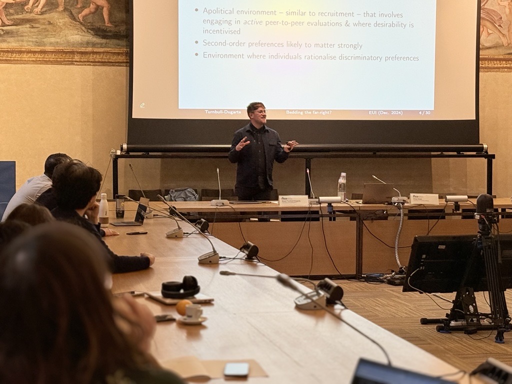 eui_sps's tweet image. Today, we’re thrilled to host @turnbulldugarte (@unisouthampton) at our Swiss Chair Seminar Series (@EliasDinas), presenting his and @bertous' paper, “On Sex and Stigma: Bedding the Far-Right?”
@EUI_EU📸⤵️