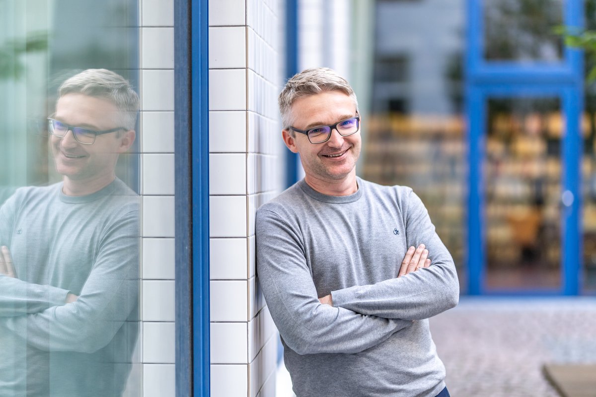 Národní institut SYRI (@institutsyri) on Twitter photo Gratulujeme! Etnograf Martin Fotta z <a href="/Akademie_ved_CR/">Akademie věd ČR</a> získal prestižní ERC consolidator grant. Zabývat se v rámci něj bude adaptabilitou romských rodin v kontextu válečných konfliktů.
🔗 Rozhovor s oceněným vědcem nabízíme na webu: 1url.cz/@rozhovor-fotta.
<a href="/ERC_Research/">European Research Council (ERC)</a> #ERCCoG Gratulujeme! Etnograf Martin Fotta z <a href="/Akademie_ved_CR/">Akademie věd ČR</a> získal prestižní ERC consolidator grant. Zabývat se v rámci něj bude adaptabilitou romských rodin v kontextu válečných konfliktů.
🔗 Rozhovor s oceněným vědcem nabízíme na webu: 1url.cz/@rozhovor-fotta.
<a href="/ERC_Research/">European Research Council (ERC)</a> #ERCCoG