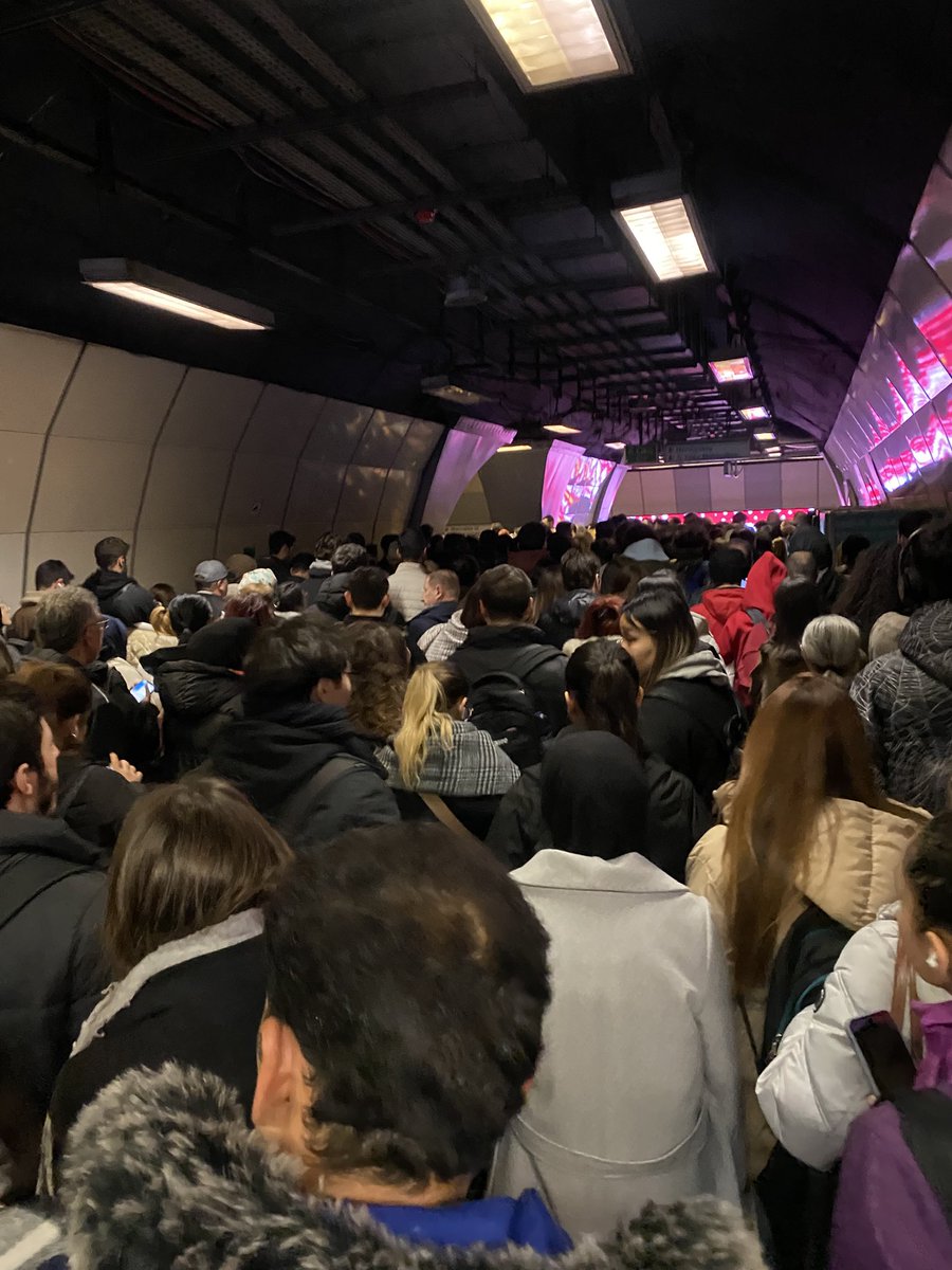Şişli Mahmutbey-metrobüs aktarma durağı… Ne yazık çift çıkışın ya ikisi bozuk ya da teki çalışıyor. Çift taraflı metro geldiğinde de kalabalık fotoğraftaki gibi. Uzun zamandan beri bu kalabalığın içinde cebelleşerek evimize gitmeye çalışıyoruz.

<a href="/metroistanbul/">Metro İstanbul</a> <a href="/IBBcozummerkezi/">İBB Çözüm Merkezi</a>