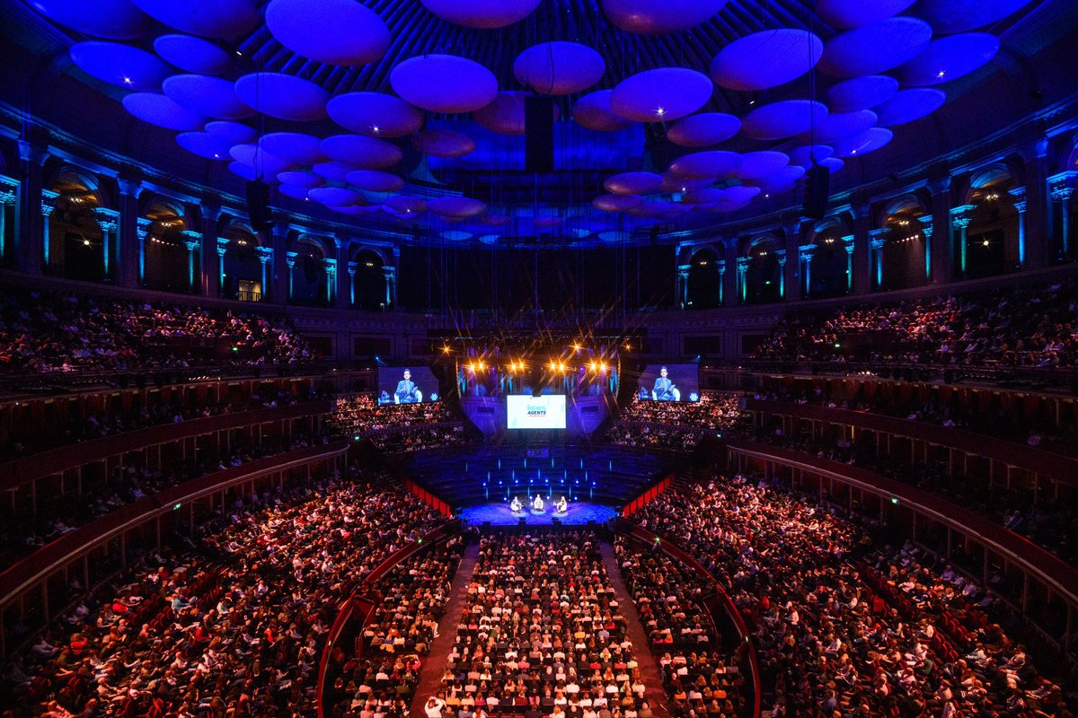 Lewis Goodall tweet media