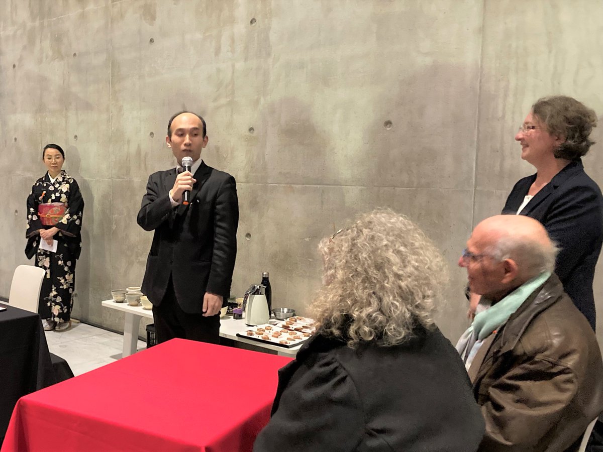 En images 📸 | Notre consulat a organisé deux démonstrations de cérémonie du thé par la Maître de thé de l’école #Omotesenke, Mme CARROLL Misako, durant la convention <a href="/AnimEst/">Anim'Est</a> qui s’est tenue ce week-end dans la @VilledeNancy. 🍵