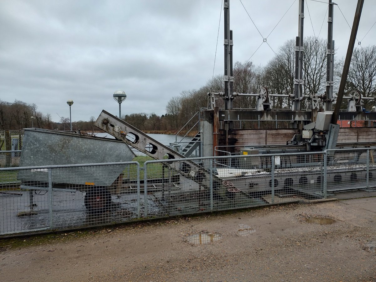 nymann76's tweet image. Har lige været en tur forbi Gudenåcentralen aka spærringen af Gudenåen ved Tange som ejes og drives af @Norlysdk
Det er altså ubegribeligt, at det her stadig foregår.
Udbyttet er 11 GW/år - prisen er en uddød laksestamme og 0 biologisk sammenhæng i hele Gudenåsystemet
#VildGudenå