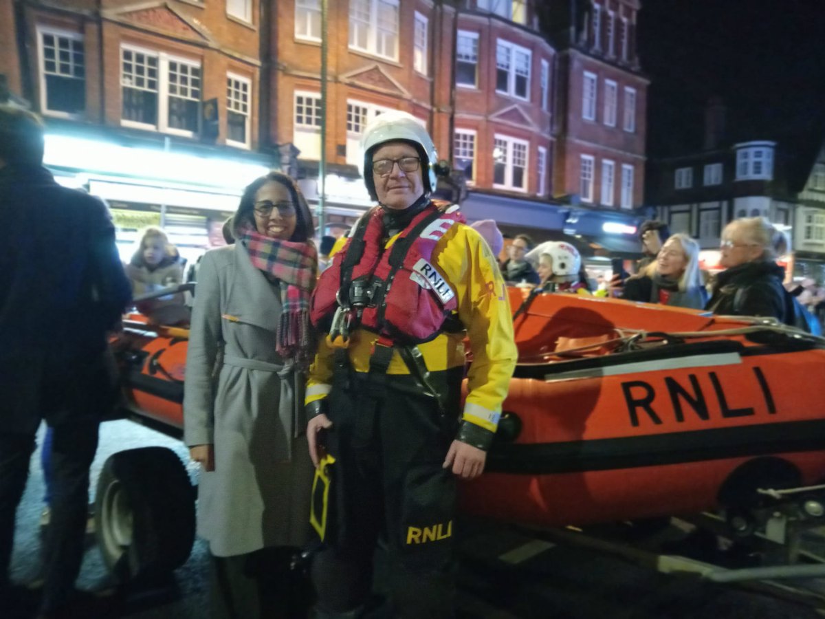 Lovely to get into the Christmas spirit &amp; enjoy some mulled wine at Teddington Lights Up! Great to join local councillors to soak up the atmosphere with local families, charities and businesses. <a href="/rnli_teddington/">Teddington Lifeboat</a> <a href="/GieslerPhil/">Phil Giesler</a> <a href="/robinwbrown/">Robin Brown</a> <a href="/CharlieEngel/">Charlie Engel</a> <a href="/RS__Baker/">Richard Baker</a>