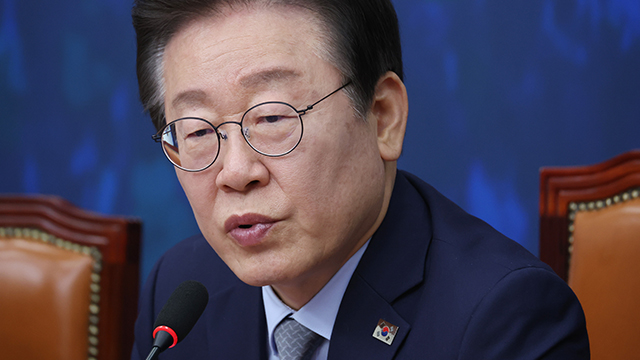 tang__kira's tweet photo. Ketua Partai Democratik (Oposisi),  Lee Jaemyung, meminta masyarakat Korea sekarang juga turun ke jalan dan mempertahankan demokrasi.

"Presiden Yoon Seokyeol memberlakukan Darurat Militer tanpa alasan yang jelas. Kita tidak boleh membiarkan militer menguasai negara ini

Menguasai negara secara keras lewat Kejaksaan tidak cukup, jadi (Presiden) menggunakan tentara bersenjata api dan tajam yang akan menguasai negara ini. 

Tolong datang ke Gedung DPR, Meskipun sudah larut malam, kamu, masyarakat, harus menjaga negara ini"

"KAMI DPR AKAN MEMVETO DARURAT MILITER. TAPI ADA KEMUNGKINAN BAHWA (Presiden) AKAN MENGGUNAKAN MILITER UNTUK MENANGGKAP ANGGOTA LEGISLATIF"

https://t.co/W2Xm2xY7mH