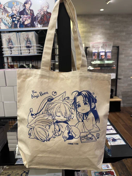 開催前の「王の獣」5周年記念 POP UP SHOPにお邪魔してサインなどを書かせていただきつつ、パネルやグッズを一足先に見てきました! トートバッグも描き下ろしです! 描き下ろしじゃないほうの缶バッジはメタリック入っててこっちも好き! 是非お楽しみください 12/4(水) ～12/18(水) MEDICOS