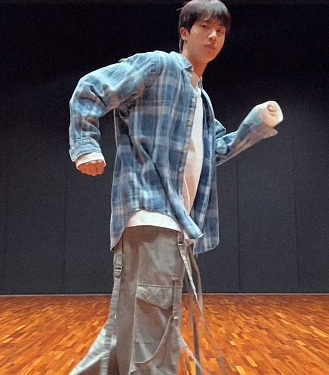 vmincartier's tweet photo. momentos mais icônicos do seokjin desde que ele voltou do exército - a thread https://t.co/FF47bxweCV