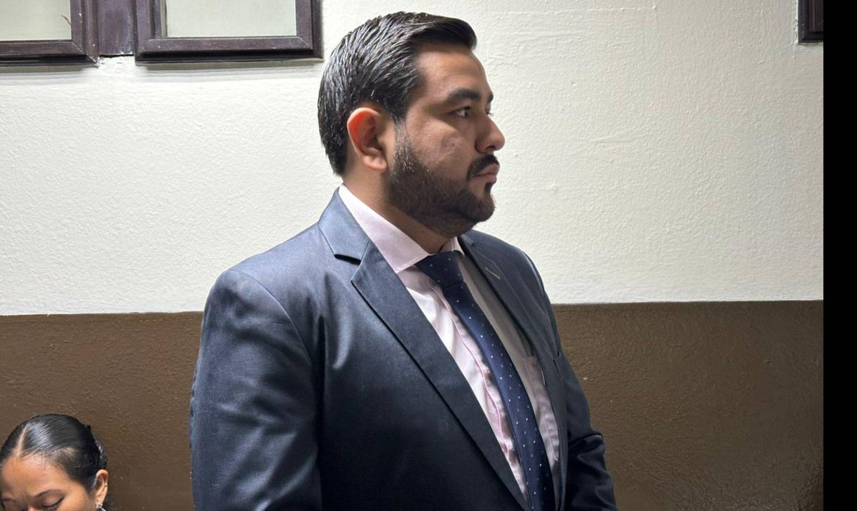 Ricigt1's tweet image. 🔴 #ConsueloPorras sigue su cruzada contra la justicia. Pese a que Eduardo Pantaleón fue absuelto y una Sala confirmó su inocencia, Porras se niega a reincorporarlo como fiscal anticorrupción.  ⚖️ ¿Quién protege la ley cuando la Fiscal General la ignora? 🤨 #SOSGuatemala…