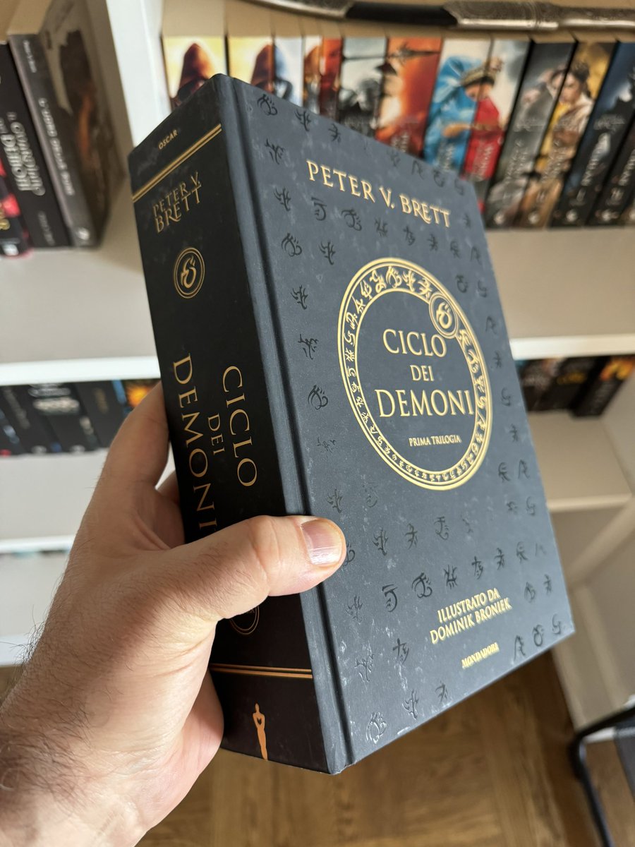 PVBrett's tweet photo. Demon Cycle completes in Italy with the 2nd illustrated CICLO DEI DEMONI omnibus from @oscarvault! Contains The Skull Throne & The Core. Preorder for Jan 21, 2025 release. Illustrations by Dominik Broniek. Ward designs by @laurenkcannon. #petervbrett #demoncycle #ciclodeidemoni https://t.co/1g9lQA6CuN