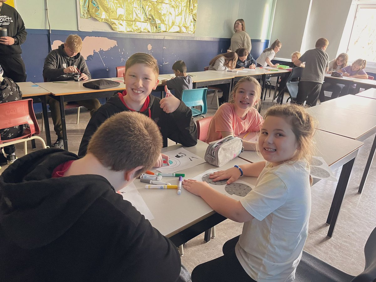 Christmas crafts with our buddies today! ☃️🎄<a href="/NLSchoolsCA/">NLSchools</a> <a href="/sjboscoschool/">sjboscoschool</a>
