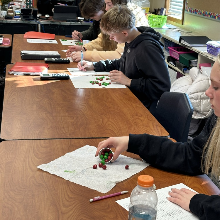 ThayerCentral's tweet photo. College Algebra using m&amp;ms to learn about exponential growth and decay. https://t.co/2uh1bYGV4x