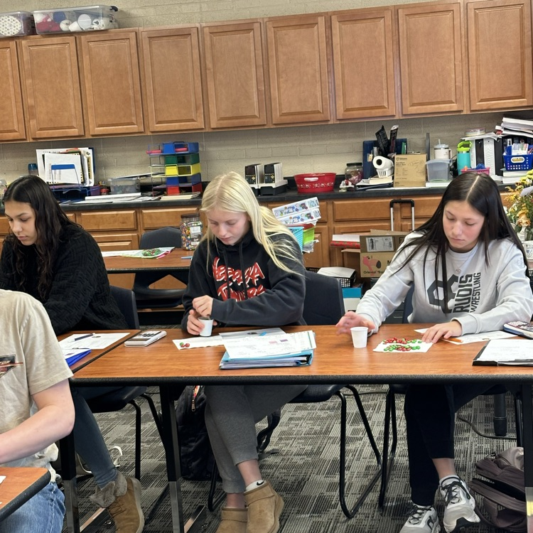 ThayerCentral's tweet photo. College Algebra using m&amp;ms to learn about exponential growth and decay. https://t.co/2uh1bYGV4x