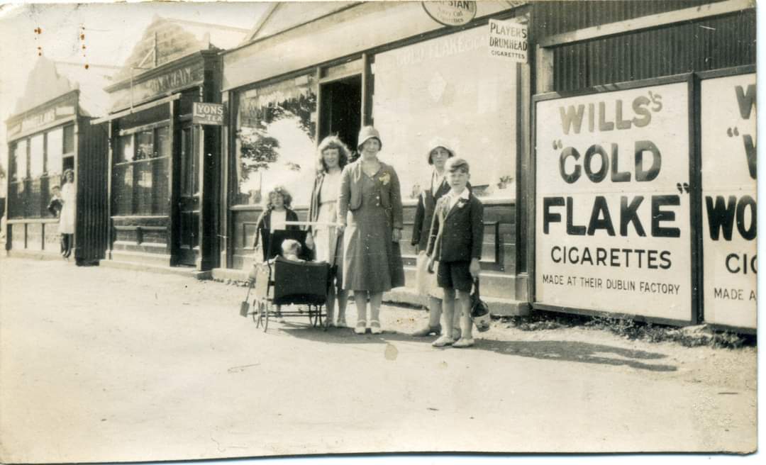 KillesterEstate's tweet image. A fantastic photograph of the 'tin shops' in Middle Third, Killester in the 1930s 👏📸

Thank you to Jason Atkin for sharing.

#KillesterGardenVillage #TinShops #Community #Heritage #MiddleThird