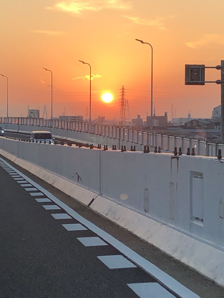 hope_oton's tweet photo. 車で移動中の一コマ❗️
名古屋高速からの眺めで雲ひとつない美しい都会でのサンセット❣️
写真は助手席からの撮影です😊 https://t.co/r1kNT1Z3t3