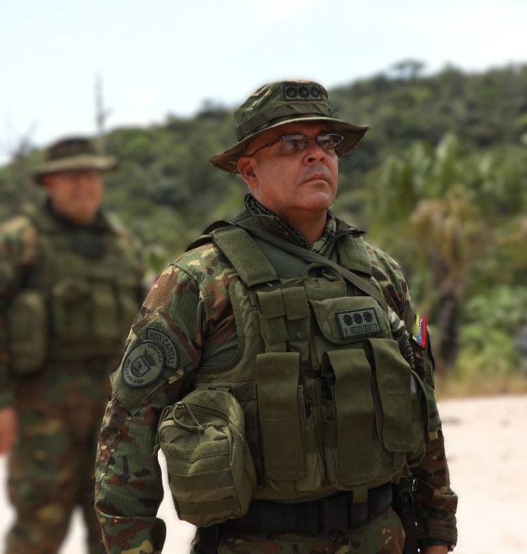 Felicito en su cumpleaños al Almirante William Bernardo Wessolossky Padilla, soldado leal, patriota y revolucionario, ejemplo de coraje y valentía, comprometido con la misión de conducir y ejecutar operaciones de defensa integral, en garantía de la independencia, la soberanía, la
