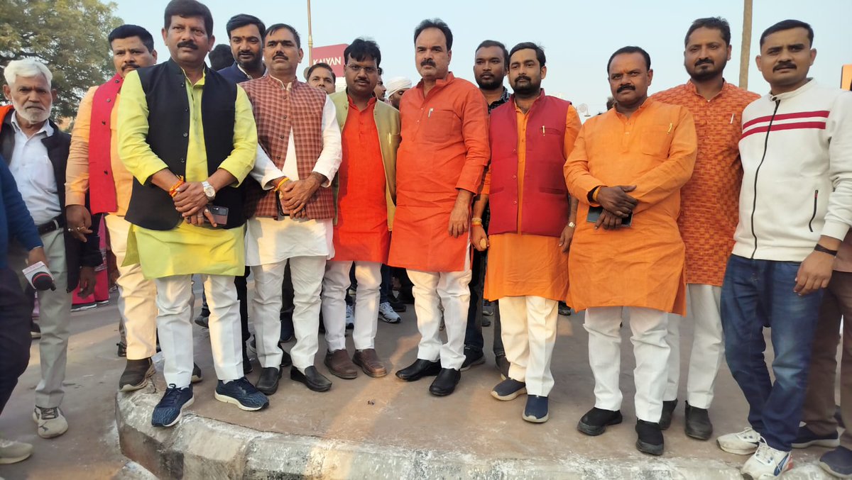 Apkachandrabhan's tweet photo. बांग्लादेश में हो रहे हिन्दुओं के नरसंहार, हिन्दू बस्तियों में आग लगाने जैसी क्रूर एवं ह्रदय विदारक अत्याचार के विरोध में आज विभिन्न हिन्दू संगठनों द्वारा आयोजित #जन_आक्रोश_रैली मे सभी साथियो के साथ सम्मिलित होकर अपना आक्रोश व्यक्त किया  
 @RSSorg @BJP4UP #SaveBangladeshiHindus https://t.co/DOmXsT0uYq
