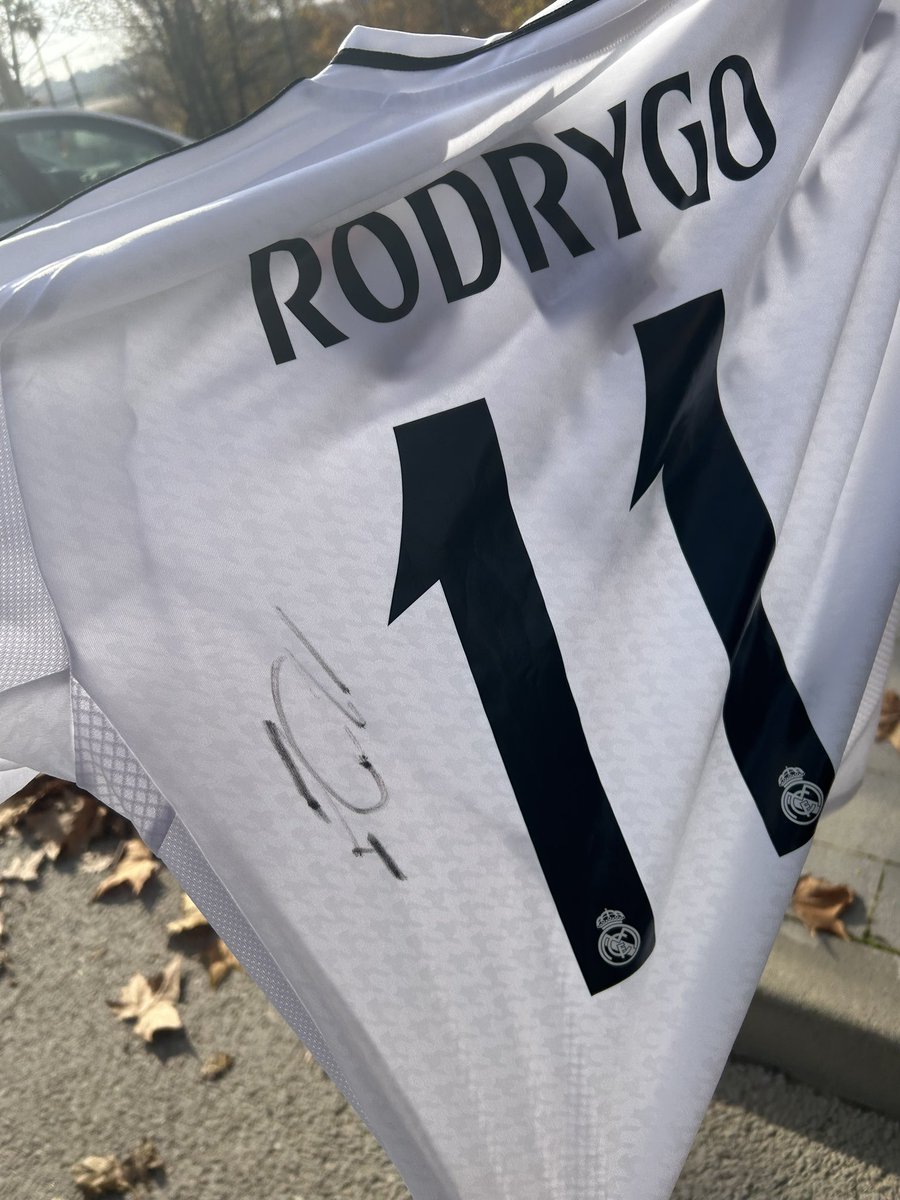 Cr7toni8's tweet photo. ロドリゴ止まったのに、おしくらまんじゅう状態すぎて、走りながらサインもらったせいでサインがグチャってる😭 https://t.co/rPjynYzFQJ