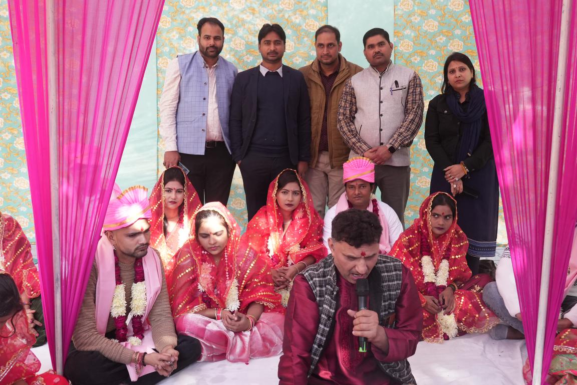 bdo_muradnagar's tweet photo. 03.12.2024 को विकास खंड मुरादनगर परिसर में मुख्यमंत्री सामूहिक विवाह योजनान्तर्गत 13 जोड़ों  का विवाह संपन्न हुआ. ब्लॉक प्रमुख मुरादनगर श्री राजीव त्यागी, जिला समाज कल्याण अधिकारी, खंड विकास अधिकारी व अन्य ब्लॉक स्तरीय अधिकारिओं द्वारा नवविवाहित जोड़ों को आशीर्वाद प्रदान किया. https://t.co/2qTNQG0yGq
