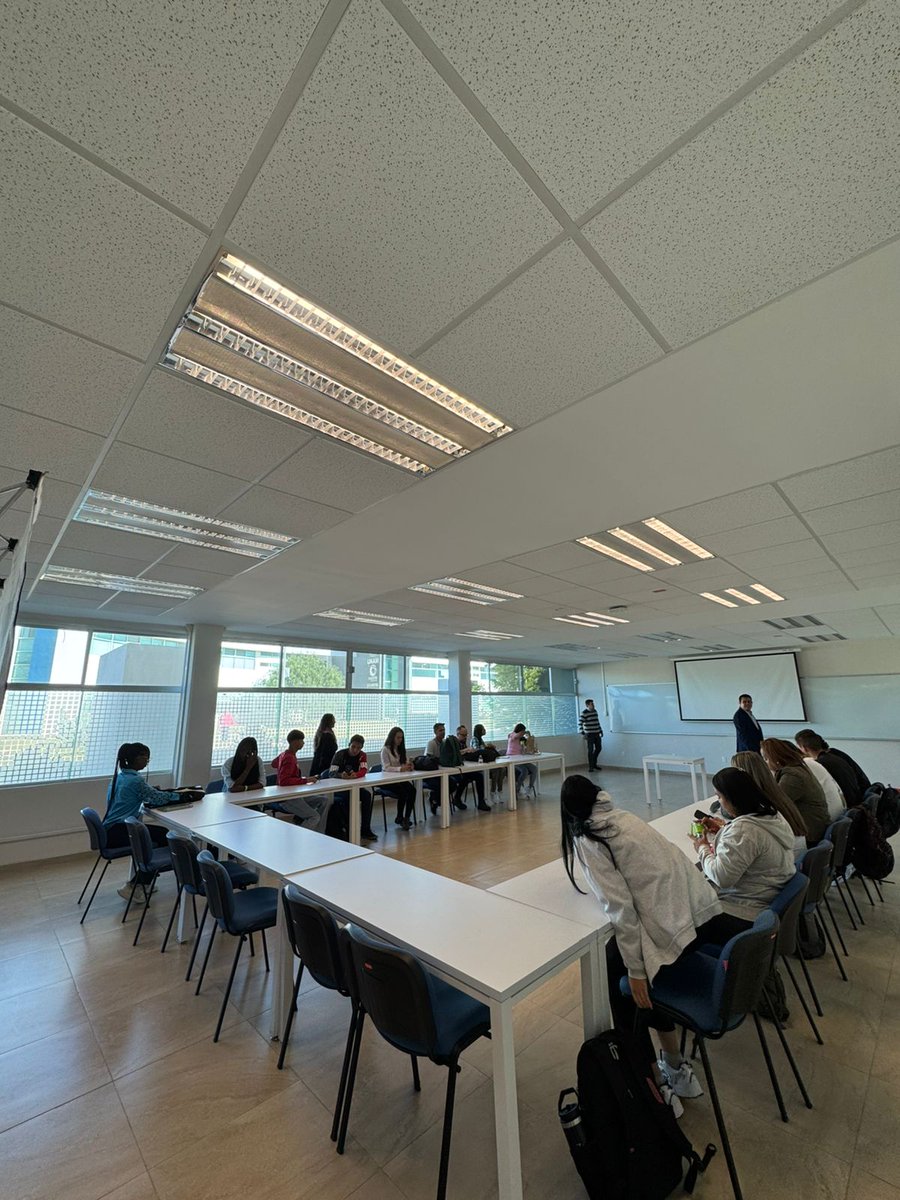 SENAComunica's tweet photo. Deseamos éxitos a los 16 aprendices de cinco regionales del SENA que, con esfuerzo y determinación, traspasan fronteras y abren paso a nuevos conocimientos en México. 🇲🇽✈️🇨🇴

Gracias al convenio con la Universidad Tecnológica de Querétaro, estos jóvenes tienen la oportunidad de recibir formación especializada en logística y distribución. Así fortalecen su futuro y contribuyen al desarrollo del país. 
#AliadosSENA
