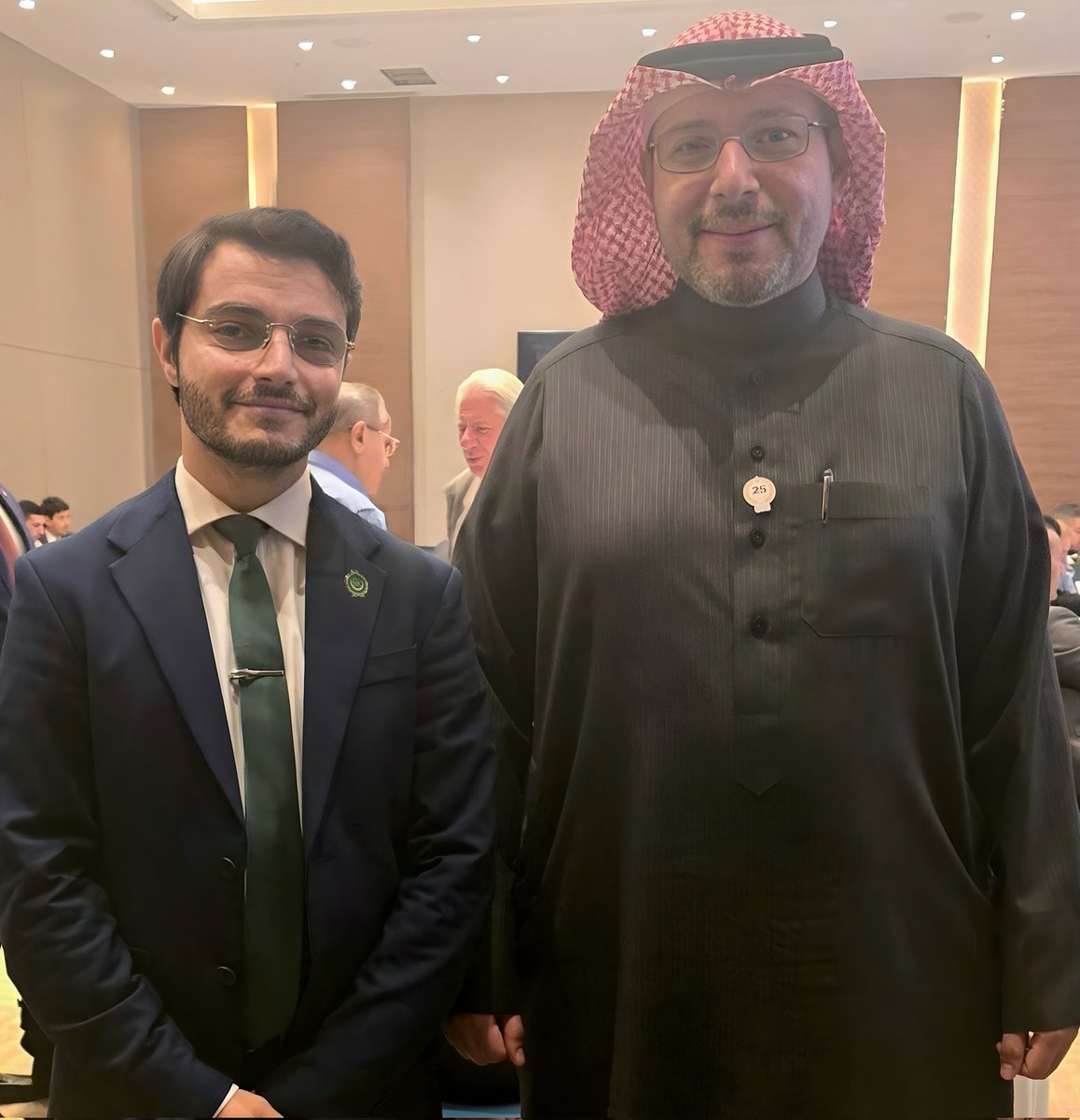 AzizBenAmor_int's tweet photo. مع سعادة الشيخ عبدالله بن محمد بن عبدالوهاب أل خليفة 
نائب رئيس المركز الوطني للأمن السيبراني، رئيس وفد 
مملكة البحرين في الاجتماع الرابع للأمن السيبراني العربي. 🇲🇹🇹🇳 https://t.co/OjBKG27tNl