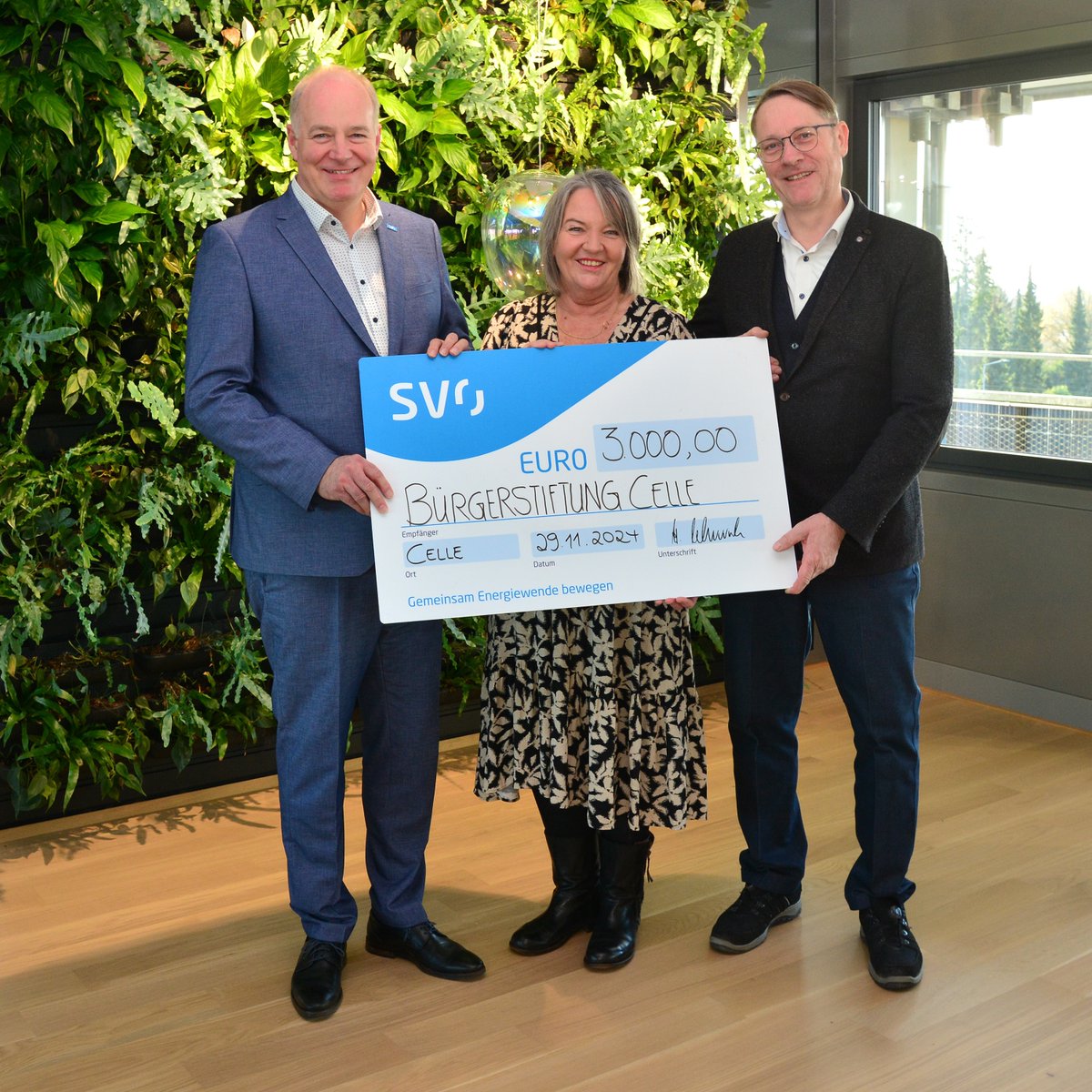 SVOleben's tweet photo. "Spenden statt schenken": #SVO-Gruppe unterstützt Bürgerstiftungen in #Celle und #Uelzen https://t.co/xFWpP5Yeaj https://t.co/KnmY3Oz6q0