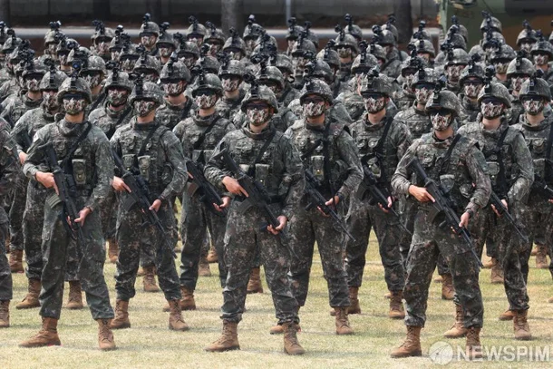 Che_SYoung's tweet photo. 【韓国速報】　戒厳司令部布告（第1号）

自由大韓民国内部に潜伏している反国家勢力による大韓民国体制転覆の脅威から自由民主主義を守り、国民の安全を確保するため、2024年12月3日23:00をもって、韓国全土に以下の事項を布告する。

１。
国会、地方議会、政党の活動及び政治的結社、集会、デモなど一切の政治活動を禁止する。

２。
自由民主主義体制を否定したり、転覆を企てる一切の行為を禁止し、フェイクニュース、世論操作、虚偽扇動を禁止する。

３。
すべてのメディアと出版物は戒厳司令部の管理下に置かれる。

４。
社会的混乱を引き起こすストライキ、業務放棄、集会行為を禁止する。

５。
専門医をはじめ、ストライキ中または医療現場を離れたすべての医療従事者は、48時間以内に職務に復帰し、忠実に勤務しなければならず、違反した場合は戒厳法に基づいて処罰される。

６。
反国家勢力等の体制転覆勢力を除く善良な一般市民には、日常生活に支障をきたさないように措置を講じる。

以上の布告に違反した者については、大韓民国戒厳法第9条（戒厳司令官特別措置権）に基づき、令状なしで逮捕、拘禁、家宅捜索が可能であり、戒厳法第14条（罰則）により処罰される。
