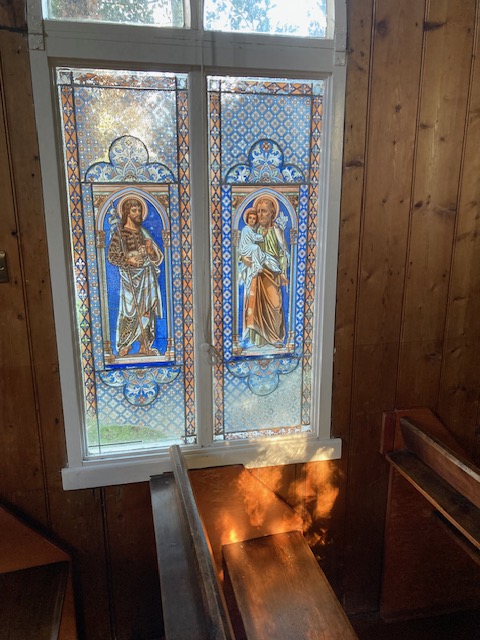 HayesRosemary's tweet photo. Gave a talk to local history society in one of the country's few remaining 'tin tabernacles' - put up by the Victorians so agricultural workers didn't have to walk miles to their local church. They used transfers to mimic stained glass. #KingsCommand #TraitorsGame https://t.co/8CjdWQcP0S