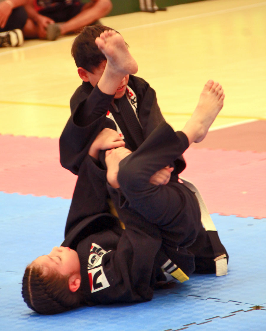 Sobresaliente participación en el Torneo Abierto de Jiu-Jitsu Gi y No Gi “#Chiapas Challenge 2024”. Con la presencia de 125 atletas de Ciudad de México, Veracruz y Chiapas, se realizó este certamen marcial en el gimnasio “Chiapas de Corazón” del Indeporte.