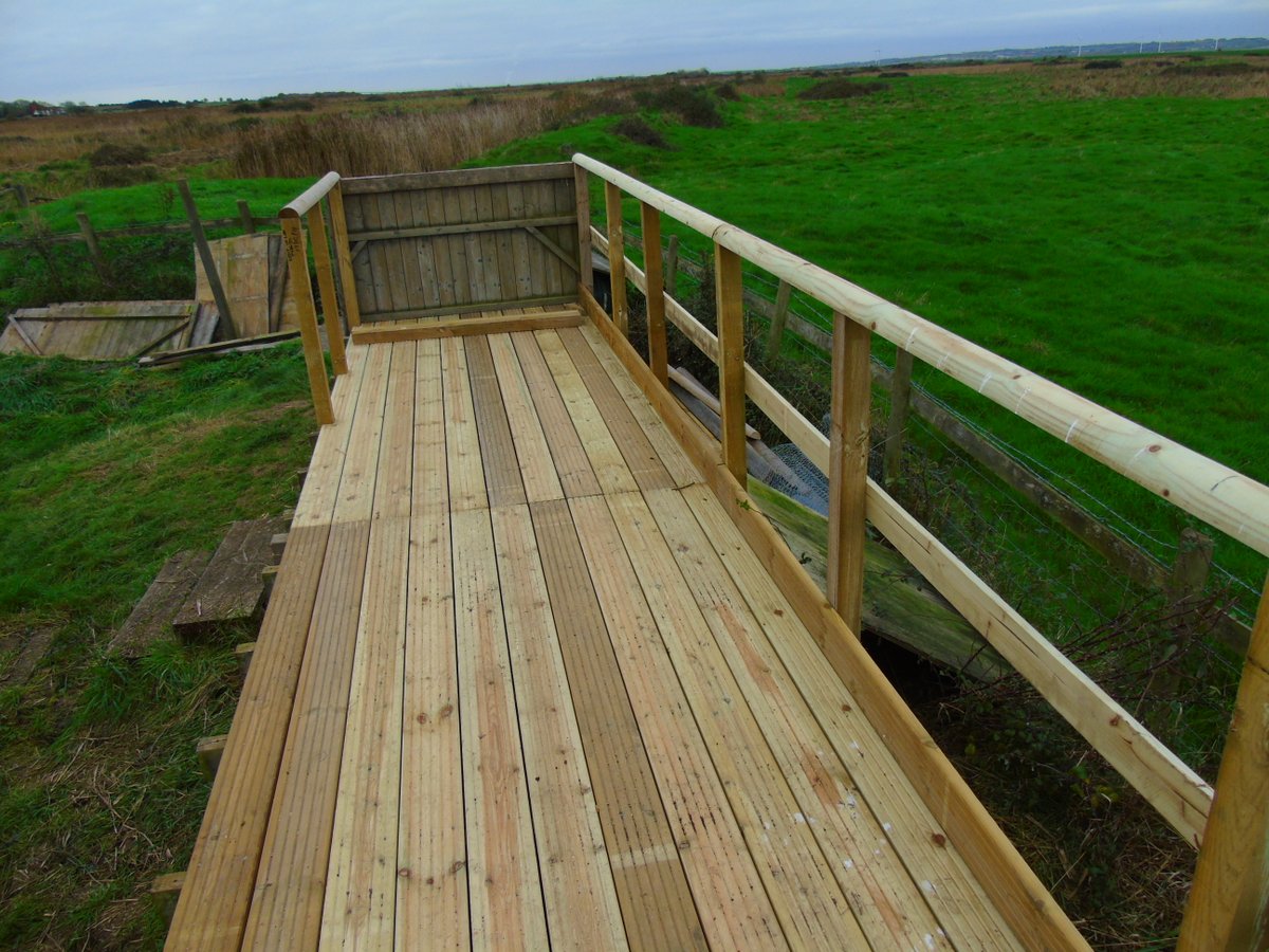 OareMarshes's tweet image. This is the new West platform #MyPatch. 
Not sure if its finished.........hopefully a low bench to keep the birder off of the skyline! @KentWildlife #OareMarshes