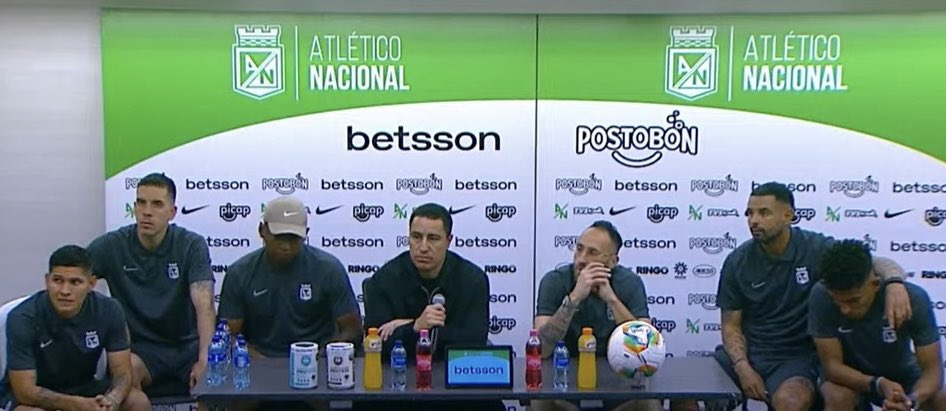Eddez2's tweet photo. ¿Ésto es una rueda de prensa o una sala de los Olivos? https://t.co/EkzbWgkVal
