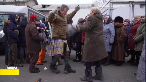 isabelschayani's tweet photo. Wir haben in dem https://t.co/Xk3P7wYAIZ gedreht,im Ort #Shevshenko tanzende Schotten gedreht,die dort Pizza backten.
Mittlerweile ist der Ort im #Donbass Front.
Gestern wurden die Helfer von @lnob2020 mit russ.Drohnen angegriffen,schreibt mit einer.
2 Menschen wurden verletzt https://t.co/AOYdTEVWu9