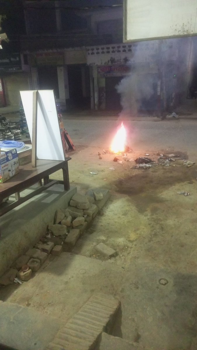 RohitModan24570's tweet photo. Wires are being burnt in the open on the road which can cause respiratory diseases to people.
@staywellnews 
@CPCB_OFFICIAL https://t.co/KEVFvlHbof