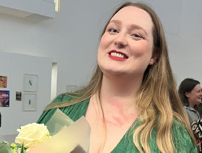 Laura Thurlow wins North Literary Agency Prize 2024 for 'Triangle' <a href="/UofGWriting/">UofG CreativeWriting</a> <a href="/northlitagency/">The North</a>! 
Toronto writer earns £1000 + representation

More here 👉gla.ac.uk/colleges/arts/…