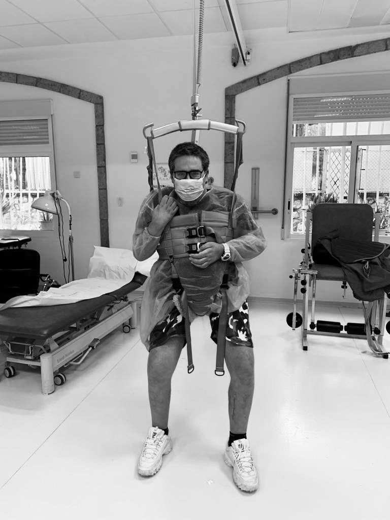 JoseArocaALC's tweet image. Me gustaría que no me doliera el culo por pasar 16 horas al día sentado en una silla de ruedas, pero me duele.
Me gustaría poder acceder a cualquier comercio, bar o edificio, pero no puedo.
Me gustaría poder desplazarme por cualquier acera sin pensar si tendré que salvar un…