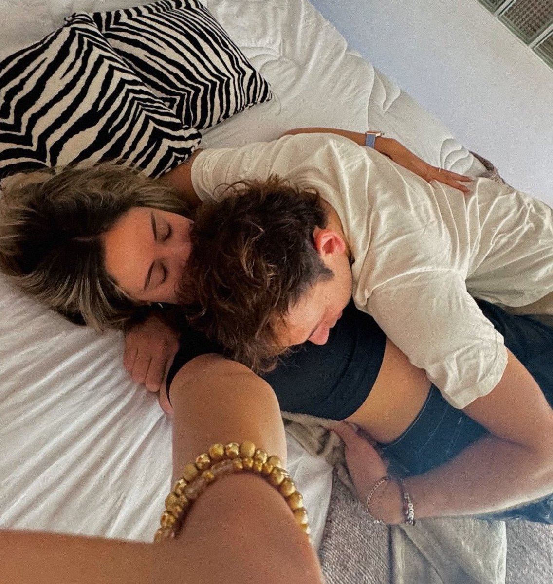 alesandra_01's tweet photo. los amo 
BAUNISSE EN BONDI https://t.co/FEC936bd35