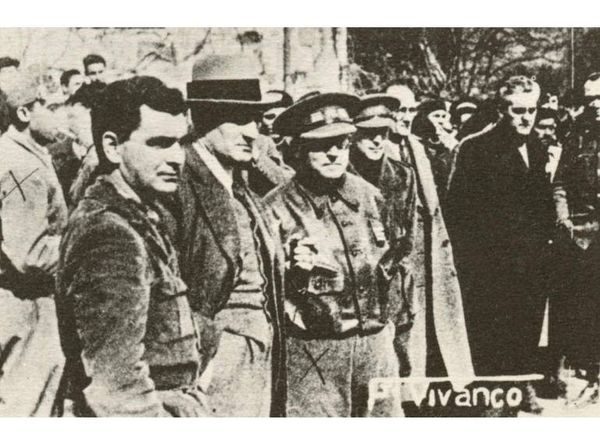 Fin del frente Norte
 24-10-1937
En el goteo de barcos y lanchas que huyen de Asturias,  llega a la isla de Yeu el diputado donostiarra socialista Miguel de Amilibia. se calcula que entre 9.000 y 10.000 personas, mayoritariamente militares.  🧵🧵