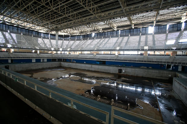 Myap12345's tweet photo. @KIN110UofR areas of standing water could be found inside and outside of the former official and training pools in Rio from Olympics in 2017, making them high risk areas for the mosquitoes that carry dengue fever and Zika virus. A judge closed this pool in Brazil in 2020. https://t.co/mnnyPGHiNO