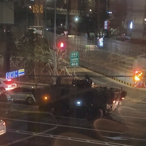Breaking911's tweet photo. Tanks rolling into Seoul as emergency martial law in effect. https://t.co/DhSmhkmGLs