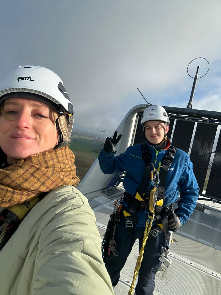 CBUAND's tweet photo. Un petit coucou de là-haut 🌬️🎈
Tournage vertigineux aujourd’hui pour @EDFofficiel avec @brutofficiel 

Merci @EDF_RE, plus sereine dans cette montée grâce à vous 😅 https://t.co/j8LjsZ1yQL