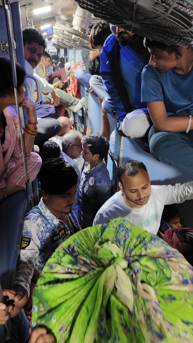 deepakvaishya68's tweet photo. My PNR no. 2419365577
Train no.19046 tapti ganga exp 
Slippers class in russ need help clear all rus in coach 
@IRCTCofficial @RailwaySeva @Railmadad_DBG @IndianRailMedia https://t.co/sks0H9tNK5