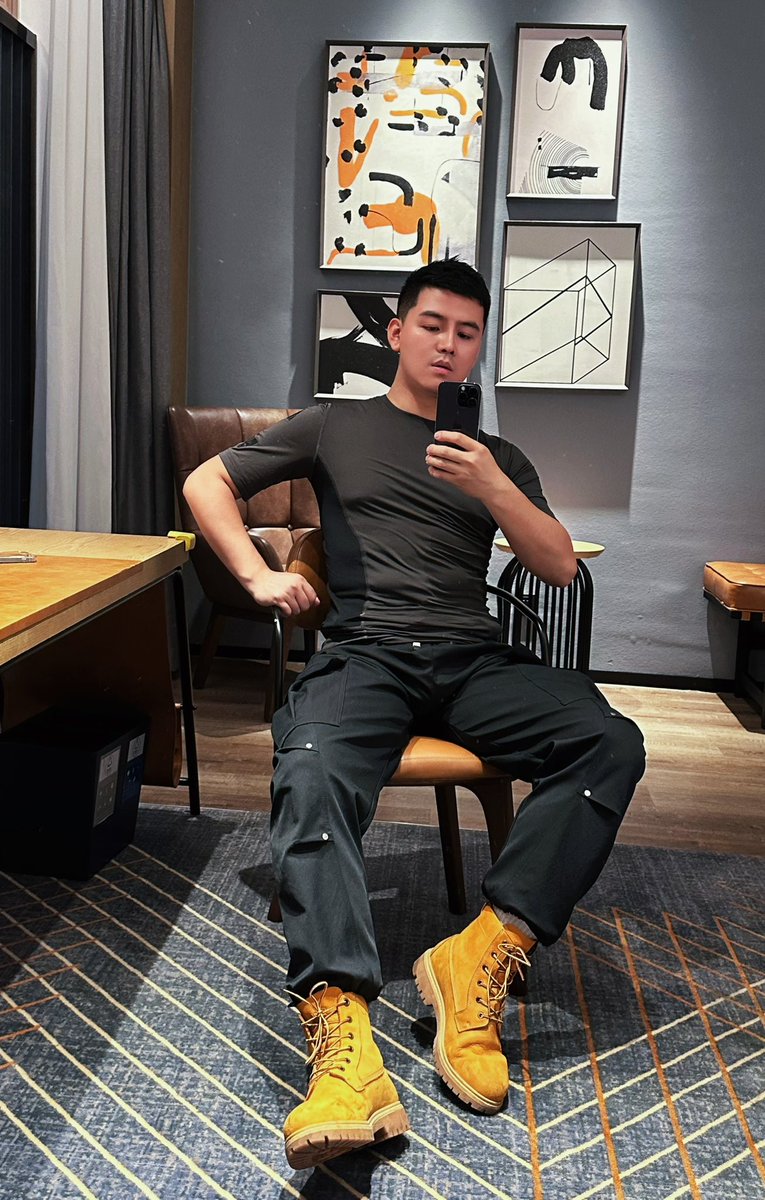 紧身配大黄靴很舒服哦