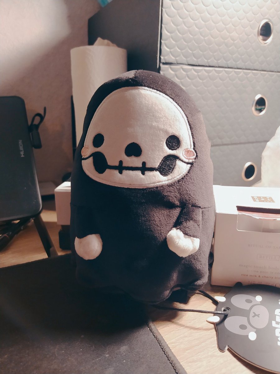 lumintroll's tweet photo. @_Rantpitical oh god... can I cheer you up with a little guy? https://t.co/gam3ZHCZe6