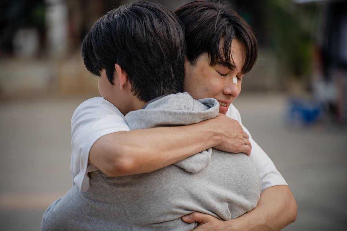 HighSchoolGMMTV's tweet image. ชัดเจนจะเป็นเพื่อนของทุกคนเสมอ🤜🏻🤛🏻 #HighSchoolFrenemyFinalEP
@skywongraveee @Hirunkit_ @mmarkpkk