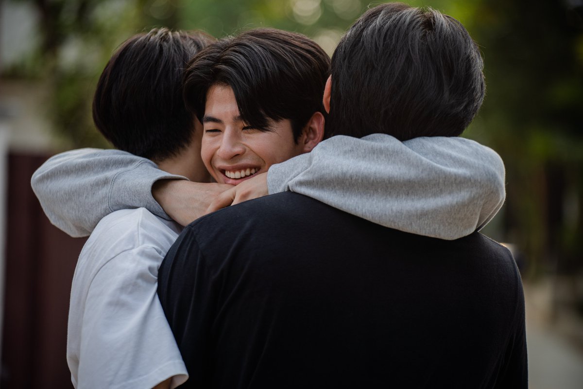 HighSchoolGMMTV's tweet image. ชัดเจนจะเป็นเพื่อนของทุกคนเสมอ🤜🏻🤛🏻 #HighSchoolFrenemyFinalEP
@skywongraveee @Hirunkit_ @mmarkpkk