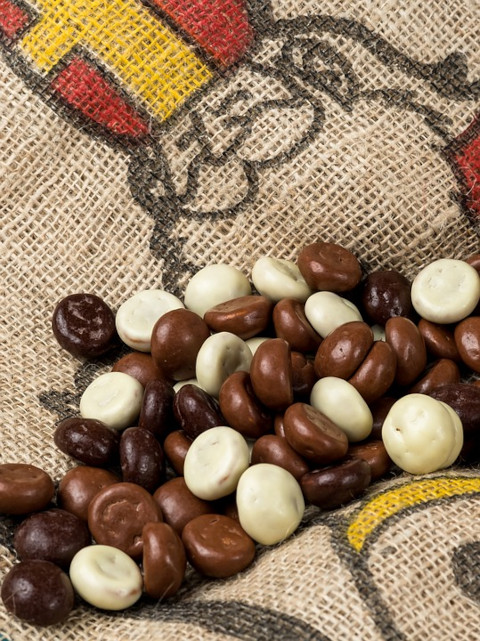 Vegatopia's tweet photo. November 2024 in vogelvlucht. O.a.: Starbucks vraagt niet meer extra voor plantaardige melk * Het aanbod van supermarkten blijft ongezond * Op etiketten staan vaak misleidende gezondheidsclaims * Pistachebomen profiteren van de klimaatverandering. https://t.co/F1WLYfP3Dr https://t.co/3Y6S6bLoDM