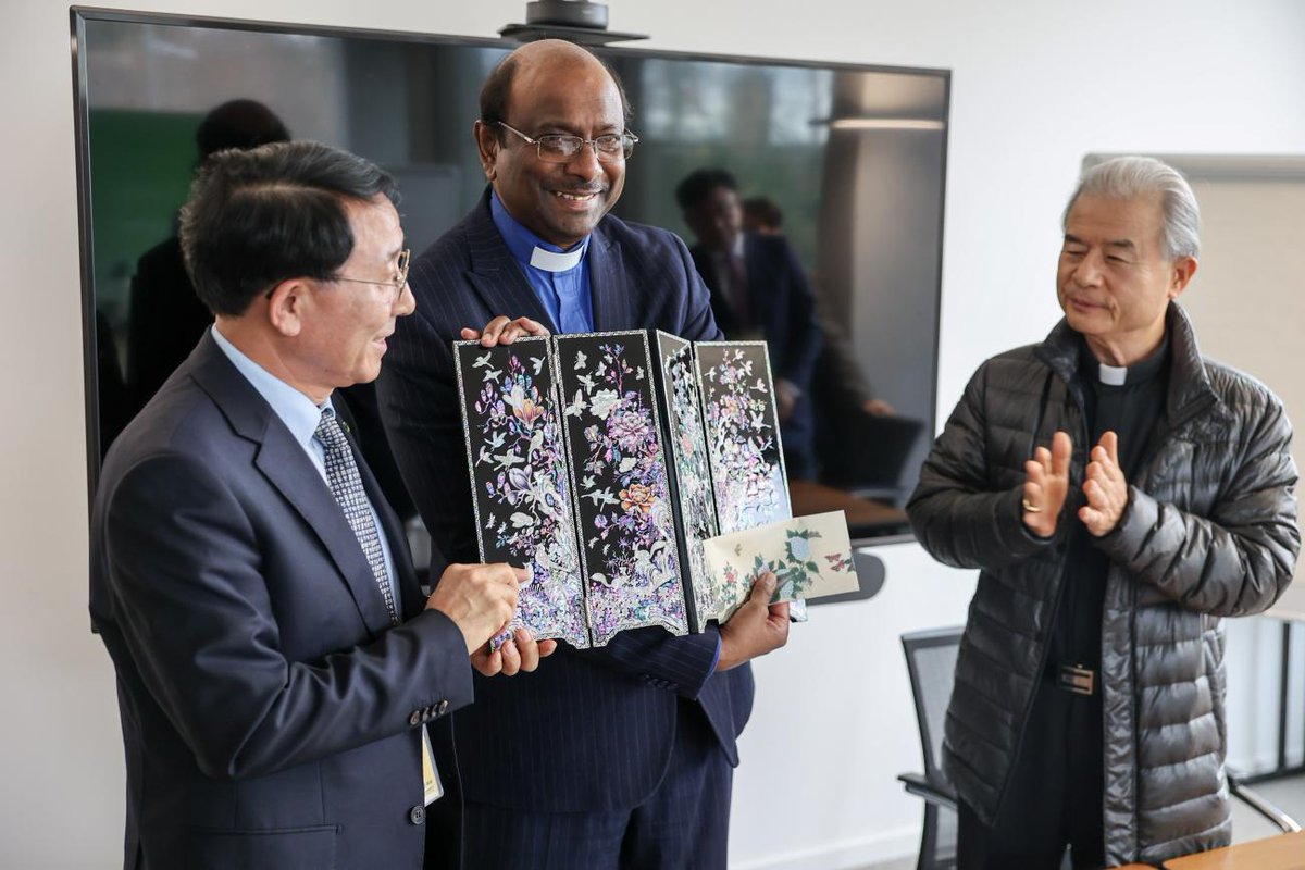 Oikoumene's tweet photo. 🌍🤝 A 21 member delegation from the National Council of Churches in Korea visited the World Council of Churches (WCC) from November 28-29.

More Information: https://t.co/QUmkbzELwS

 #WCC  #KoreanPeninsula #NCCK https://t.co/YbYlSuBPYU
